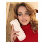 Sonam Kapoor Instagram - #Repost @natasupernova ・・・ Yes, that’s a Pad in my hand & there's nothing to be ashamed about. It's natural! Period. ❤ I nominate @emrata @doutzen @alexinagraham 💗👍🏻 big shoutout to @twinklerkhanna for this initiative ❤️@Flotracker #LetsTalkAboutPeriods #UNFPA #PadManChallenge 🇷🇺 Да, вы не ошиблись, у меня в руке обычная гигиеническая прокладка. Месячные - это естественная часть жизни любой женщины, и мне бы хотелось чтобы тема женского здоровья могла свободно обсуждаться в любой стране мира. ❤ Давайте поговорим об этом @alexinagraham @emrata @doutzen 💗👍🏻@Flotracker #LetsTalkAboutPeriods #UNFPA #PadManChallenge