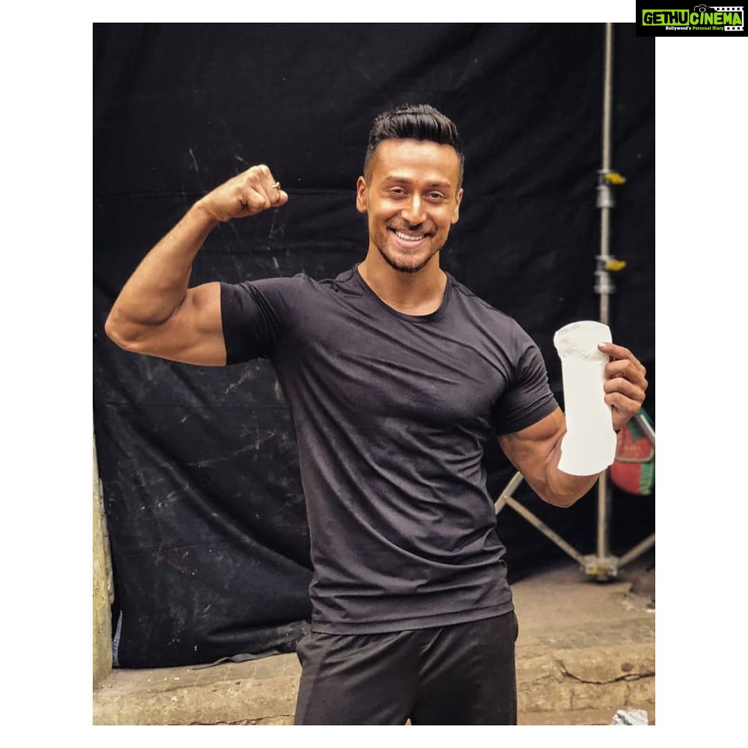 Sonam Kapoor Instagram - #Repost @tigerjackieshroff ・・・ Challenge accepted @varundvn @anushkasharma 😊 YES, that’s a Pad in my hand and there's nothing to be ashamed about. It's natural! #Period. P.S congratulations @akshaykumar sir @sonamkapoor @radhikaofficial, looking forward seeing your superheroic performance this friday! I further nominate @shraddhakapoor @khan_ahmedasas @remodsouza @sabbir24x7 and everyone out there seeing this post to take up the #PadManChallenge. Copy, Paste this and Challenge your friends to take a photo with a Pad!