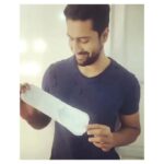 Sonam Kapoor Instagram - #Repost @vickykaushal09 ・・・ Thank you for tagging me @fatimasanashaikh Yes, that's a Pad in my hand & there's nothing to be ashamed about... It's natural! Period. #PadManChallenge Copy, Paste this & Challenge your friends to take a photo with a Pad! Here I am Challenging @anuragkashyap10 @kiaraaliaadvani @nehadhupia