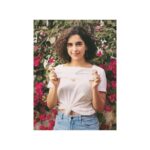 Sonam Kapoor Instagram - #Repost @sanyamalhotra_ ・・・ Thank you @ayushmannk for tagging me! Yes, that’s a pad in my hand & there’s nothing to be ashamed about. It’s natural! Period. #PadmanChallange copy paste this & challenge your friends to take a photo with a pad!Here im challenging @fatimasanashaikh @aparshakti_khurana and @ashwinyiyertiwari