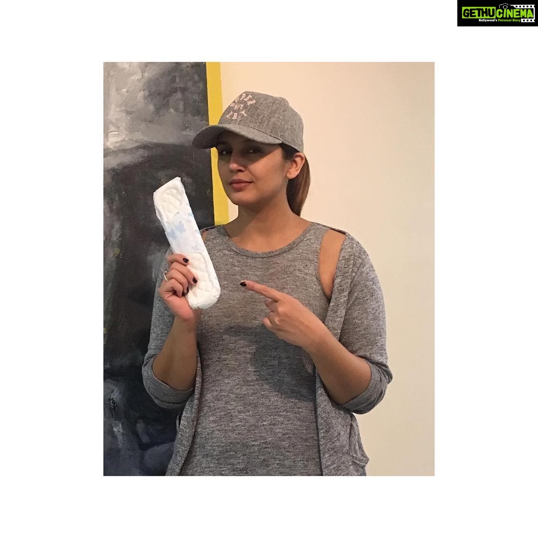 Sonam Kapoor Instagram - #Repost @iamhumaq ・・・ Yes, that’s me and a Pad in my hand.. u know Life as usual! There is nothing to be ashamed. It's natural! Period. #PadManChallenge Here I am Challenging @saqibsaleem @athiyashetty @sushantsinghrajput @harshvardhankapoor All the best @akshaykumar @sonamkapoor @radhikaofficial @twinklerkhanna
