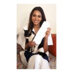 Sonam Kapoor Instagram - #repost @reallyswara Thank you for tagging me to this challenge @sonamakapoor Yes, that’s my cat #Kulfi and me and a Pad in my hand.. u know Life as usual! There is nothing to be ashamed. It's natural! Period. #PadManChallenge Here I am Challenging @RichaChadha @humasqureshi @SethShruti @konkonas