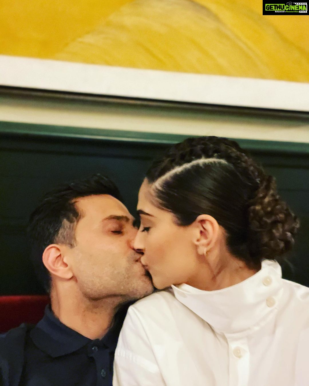 Sonam Kapoor Instagram - 2021 I’m ready to take you on with the love of my life. This year is going to be filled with love, family, friends, work, travel, spiritual growth and much much more. I’m only looking forward to having the best fucking time of our life. We will work hard and live life to the fullest and we aren’t looking back at all... ❤️🌏 ☮️ 🎶 Notting Hill