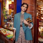 Sonam Kapoor Instagram - Sometimes I read to learn. Sometimes I read to grow. But most of the times, I read to escape. Spending time in my most favourite book store in Notting Hill with the most comfiest companion - @bhaane! #AllBhaaneAllDay #HappyBirthdayBhaane #BhaaneTurnsEight The Notting Hill Bookshop