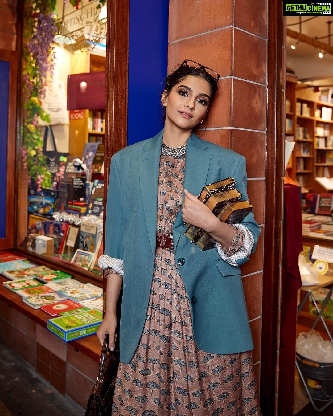 Sonam Kapoor Instagram - Sometimes I read to learn. Sometimes I read to grow. But most of the times, I read to escape. Spending time in my most favourite book store in Notting Hill with the most comfiest companion - @bhaane! #AllBhaaneAllDay #HappyBirthdayBhaane #BhaaneTurnsEight The Notting Hill Bookshop