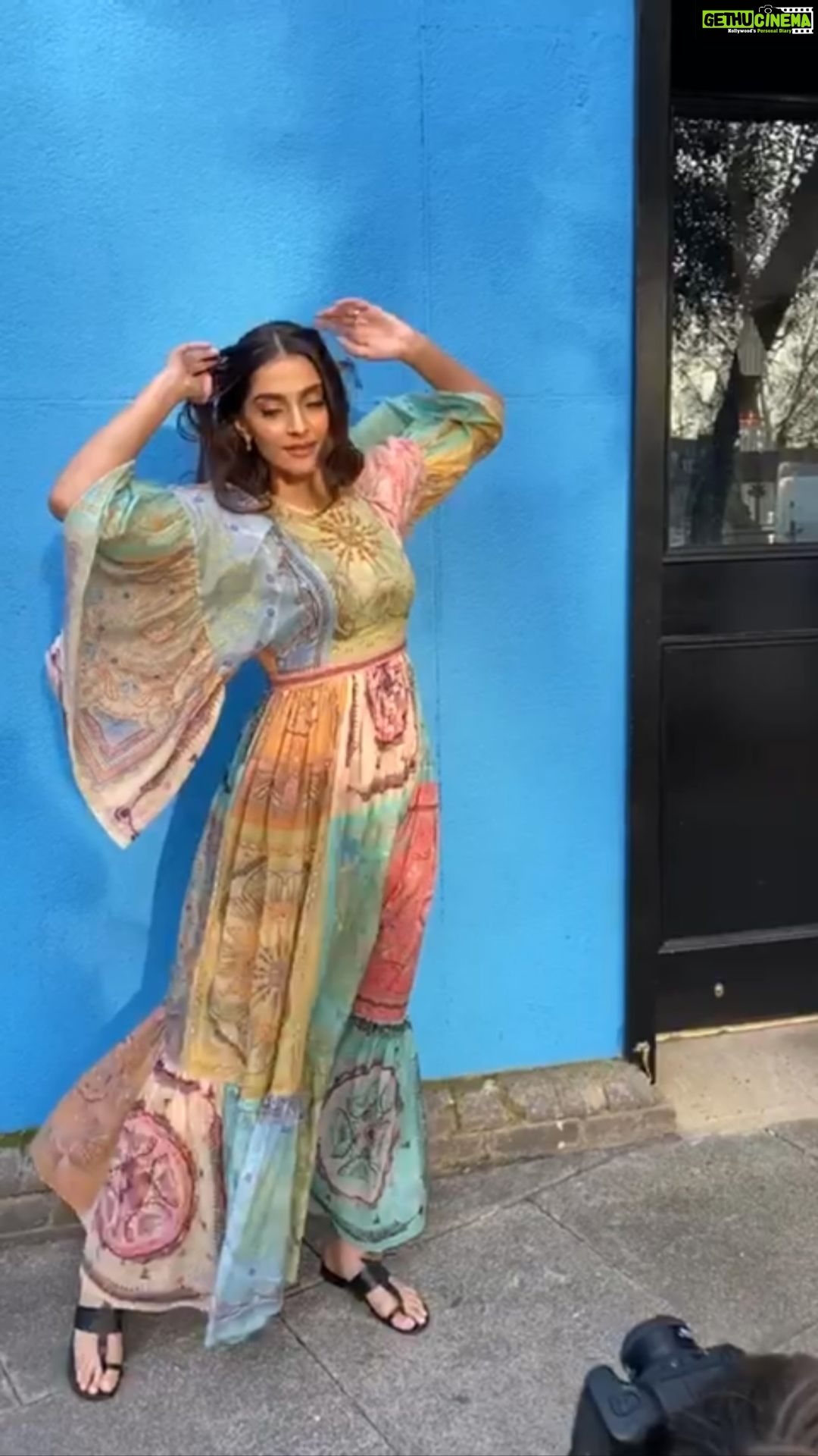 Sonam Kapoor Instagram - “Here comes the sun” 🎶 @eveningstandardmagazine eveningstandardmagazine @marthaward @earl@official_maria_asadi @danieljbenson