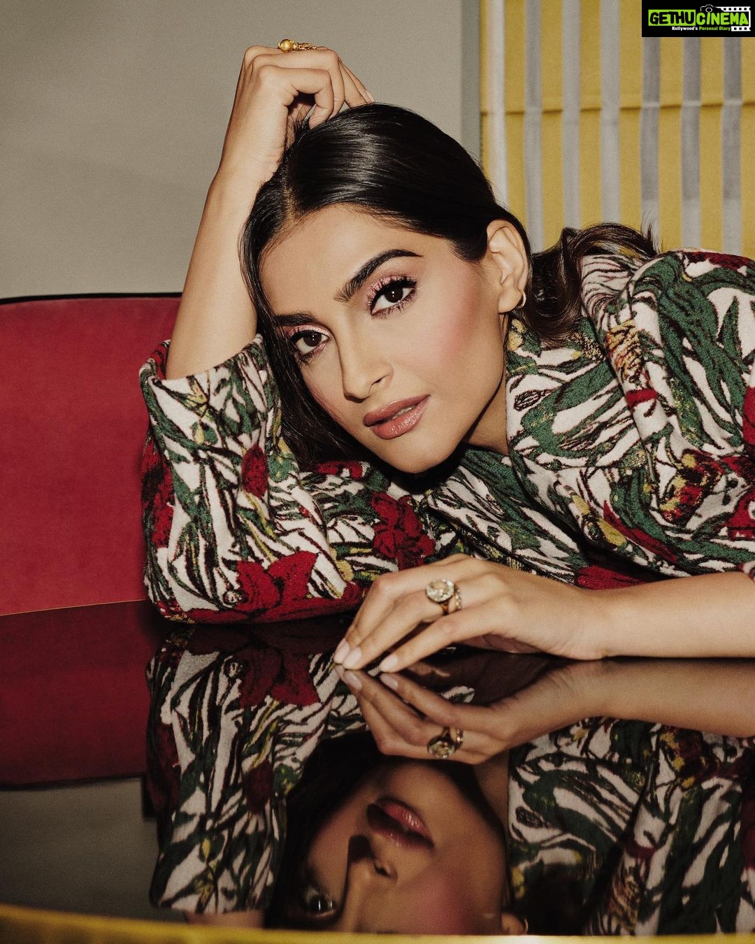Sonam Kapoor Instagram - The silver lining to 2020’s grey clouds... Ringing in some merry times by gracing the cover of Evening Standard’s final edition for this year. From the much-needed representation of minorities in films to Christmas rituals I love, we’ve discussed it all in this issue - and I’m excited for you guys to get your hands on a copy now! @eveningstandardmagazine #ESMagazine Photographs @danieljbenson Styling @marthaward Jacket @dior Hair @earlsimms2 Make up @official_maria_asadi PR @chadders83 / @cjmpublicity Words by @leoniemaycooper