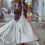 Sonam Kapoor Instagram – Wearing @anandahuja @bhaane jacket to pick up flowers from my favourite flower shop in Notting hill @callunaflowers …twirling in Bhaane all day everyday…
 
#AllBhaaneEveryday #AllBhaaneAllDay #BhaaneTurnsEight Calluna