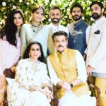 Sonam Kapoor Instagram - Diwali is about family. And my family really loves celebrating it with all our friends and family. Next year it’ll be that again, I know it. I miss them with all my heart . And I hope I see them soon together. सत्यं च येन निरतं रोगं विधूतं, अन्वेषितं च सविधिं आरोग्यमस्य। गूढं निगूढं औषध्यरूपम्, धन्वन्तरिं च सततं प्रणमामि नित्यं॥