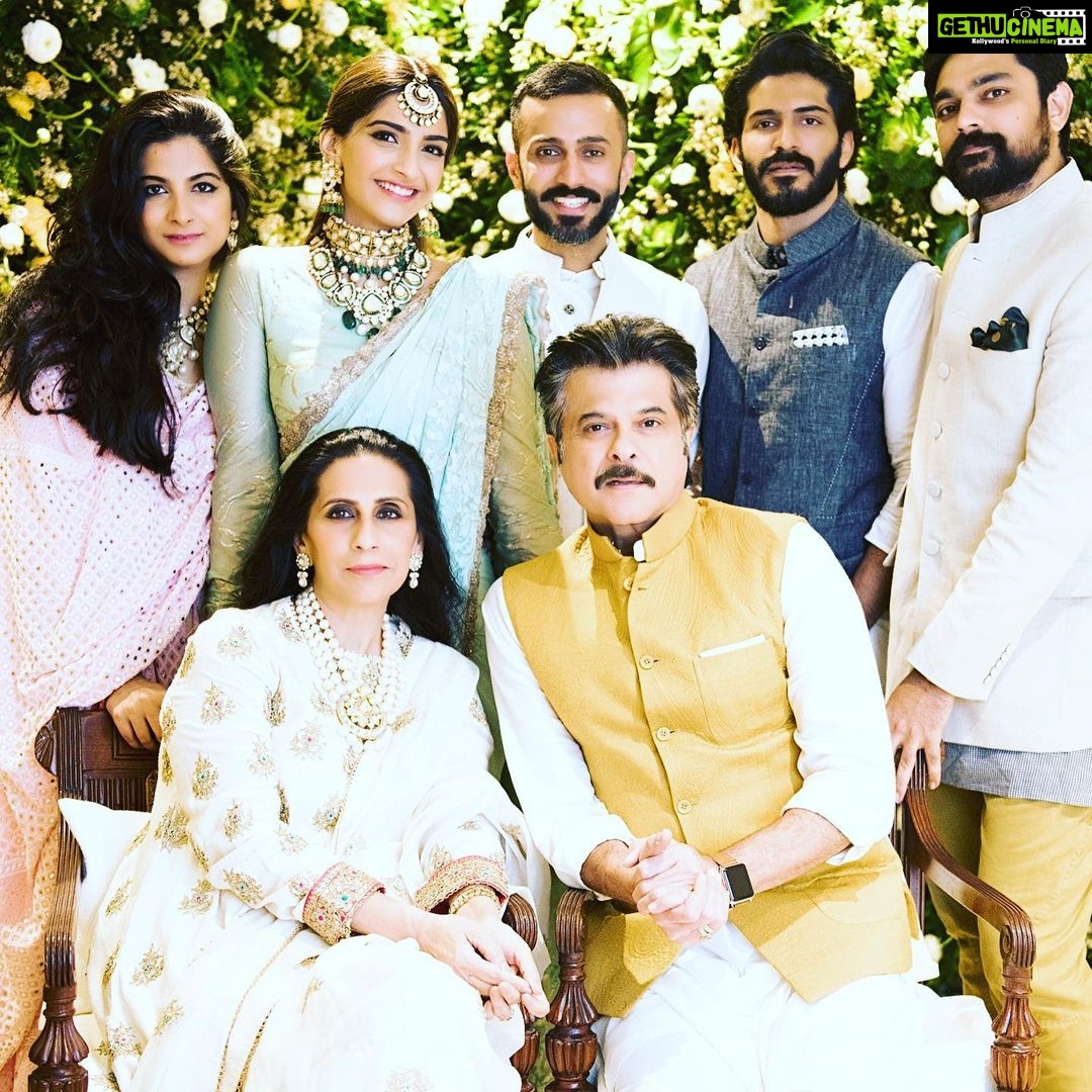 Sonam Kapoor Instagram - Diwali is about family. And my family really loves celebrating it with all our friends and family. Next year it’ll be that again, I know it. I miss them with all my heart . And I hope I see them soon together. सत्यं च येन निरतं रोगं विधूतं, अन्वेषितं च सविधिं आरोग्यमस्य। गूढं निगूढं औषध्यरूपम्, धन्वन्तरिं च सततं प्रणमामि नित्यं॥