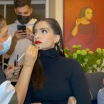 Sonam Kapoor Instagram - Watch how I went from being SKA to MM. Don’t let the time-lapse fool you guys, it took hours of me sitting down and my team working their magic. So pleased with the result... yay! 🥰 Huge s/o to @official_maria_asadi @carlaguler and @aamirnaveedhair for bringing this look to life with me.