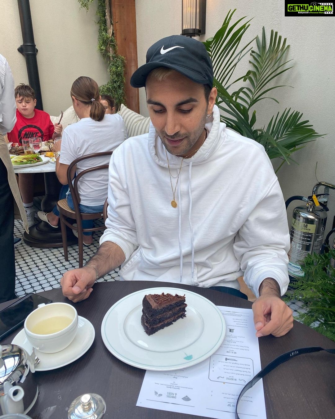 Sonam Kapoor Instagram - Happy happy birthday Niki...Have the best best day ever, on this day I wish you all the cake in the world where the sugar is miraculously harmless,everywhere you look is aesthetically pleasing and everyone is kind to each other. Love you my personality twin.. Anand and I are so lucky to have Imran and you as our family. London, United Kingdom