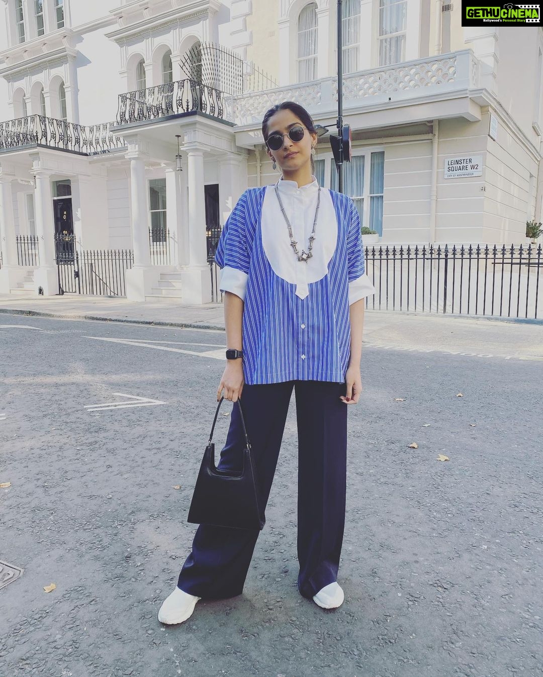 Sonam Kapoor Instagram - I love upcoming new designers and I love supporting small brands, and it’s easy when the brand makes such cute things.. thanks @jeenaaofficial for this cute bag.. it went perfectly with my day and night looks.. 📸 @eieshabp (thanks my creative friend for taking my photo because @anandahuja is not a good Instagram husband) Notting Hill