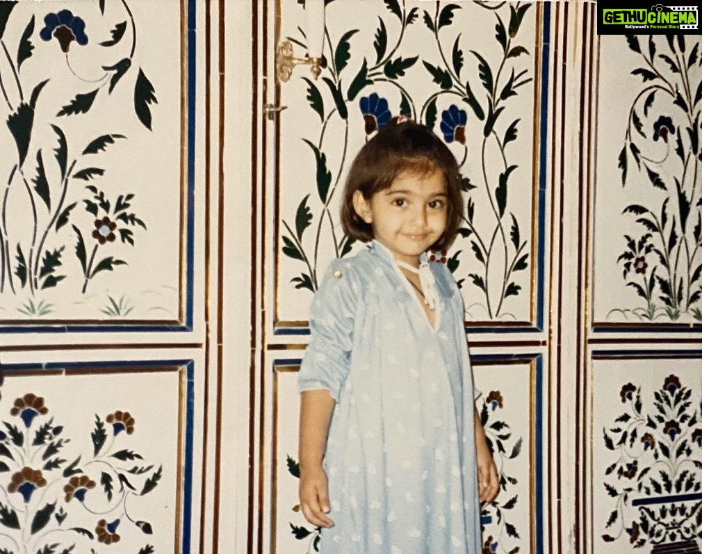 Sonam Kapoor Instagram - I obviously love powder blue... 💙 Notting Hill