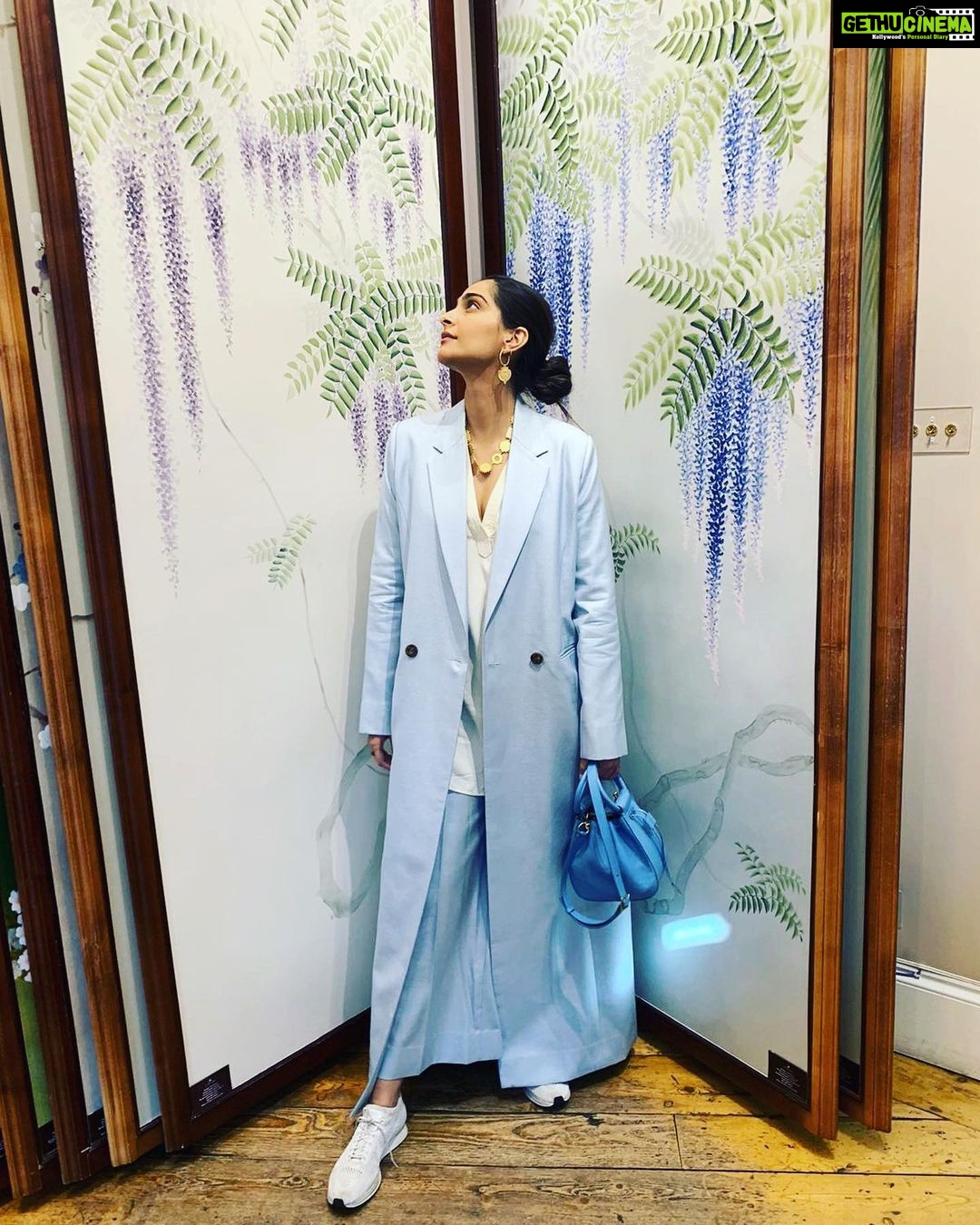 Sonam Kapoor Instagram - Picking wallpaper with @nikhilmansata for an exciting new space. @nikhilmansata I can’t wait for everything to come together ❤️❤️❤️🤗🤗🤗 📸 @chadders83 London, United Kingdom