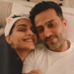 Sonam Kapoor Instagram - The best best husband in the world , who gives me everything that I truly need. He is my blessing on my birthday. Love you @anandahuja from the first day I hugged you. Anil Kapoors House, Juhu, Mumbai