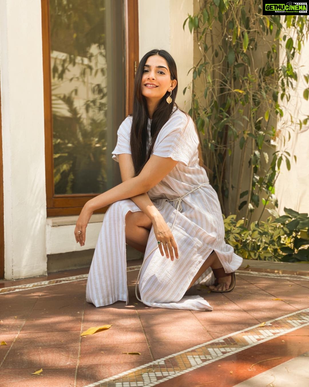 Sonam Kapoor Instagram - The best dress to chill in from @bhaane 📸 @anandahuja #bhaane ships worldwide