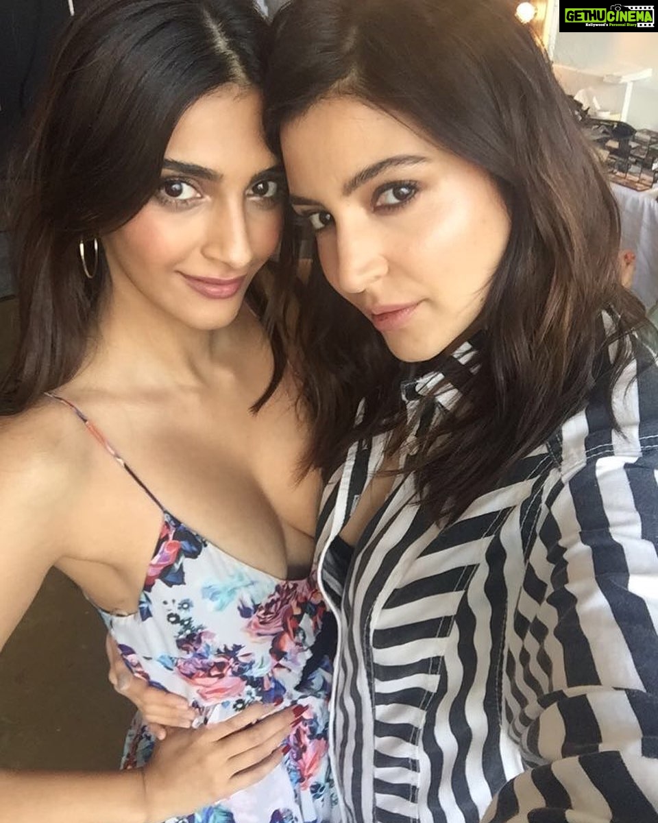 Sonam Kapoor Instagram - Happy happy birthday dear @anushkasharma . May love and laughter always be around you. See you at the movies.