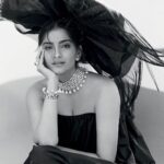 Sonam Kapoor Instagram - “Most clothes hold stories in their seams, but these ones are manifestos.” Read the full article by clicking the link in bio. For @harpersbazaararabia Editor in Chief @oliviaphillipbazaar Photographer @ericguillemainphoto Fashion Director @anna_castan Jewellery @bulgari Dress: @marques_almeida Hat @georgeshobeika Make up @artinayar Hair @alpakhimani Set Designer: @styleisnecessity