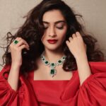 Sonam Kapoor Instagram – “I’ve always admitted that I’m ruled by my passions.” Elizabeth Taylor Thank you so much @bulgari for letting me borrow this iconic necklace that belonged to an Icon I greatly admire. Elizabeth Taylor was the epitome of what a movie star should be. 👗 @wadha 💎 @bulgari 💄 @artinayar 💇‍♀️ @bbhiral 📸 @thehouseofpixels STYLE @rheakapoor
