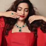 Sonam Kapoor Instagram - “ I feel very adventurous. There are so many doors to be opened, and I’m not afraid to look behind them.” Elizabeth Taylor Thank you so much @bulgari for letting me borrow this iconic necklace that belonged to an Icon I greatly admire. Elizabeth Taylor was the epitome of what a movie star should be. 👗 @wadha 💎 @bulgari 💄 @artinayar 💇‍♀️ @bbhiral 📸 @thehouseofpixels STYLE @rheakapoor