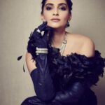 Sonam Kapoor Instagram - A Bejewelled Night 🌙 @bulgari Thanks for putting this together @desertmannequin Head to toe in @ulyana_sergeenko_moscow Jewels - @bulgari Make up - @artinayar Hair - @bbhiral Styling - @rheakapoor Team - @manishamelwani @sanyakapoor @ria.kothari @aleeyasheikh Photos -@thehouseofpixels Manager - @neeha7