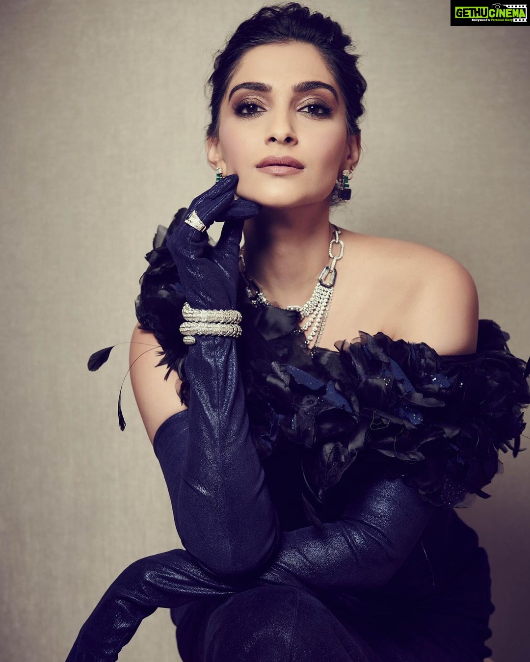Sonam Kapoor Instagram - A Bejewelled Night π @bulgari Thanks for putting this together @desertmannequin Head to toe in @ulyana_sergeenko_moscow Jewels - @bulgari Make up - @artinayar Hair - @bbhiral Styling - @rheakapoor Team - @manishamelwani @sanyakapoor @ria.kothari @aleeyasheikh Photos -@thehouseofpixels Manager - @neeha7
