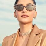 Sonam Kapoor Instagram - Stay Golden!💫 Suit and bag - @maxmara Shoes - @ferragamo Jewels - @bulgari Make up - @artinayar Hair - @bbhiral Styling - @rheakapoor Team - @manishamelwani @sanyakapoor @ria.kothari @aleeyasheikh Photos - @thehouseofpixels Manager - @neeha7