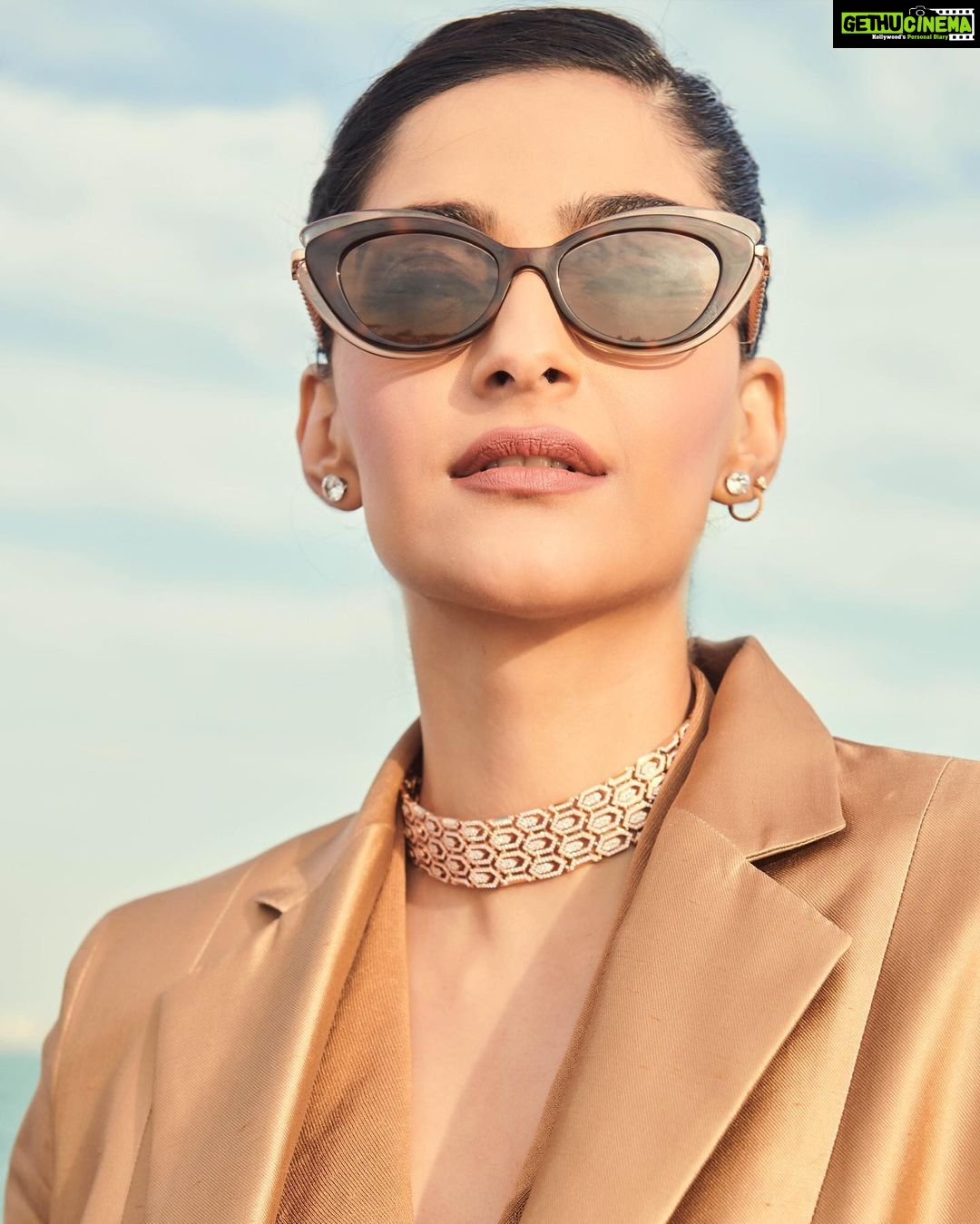 Sonam Kapoor Instagram - Stay Golden!💫 Suit and bag - @maxmara Shoes - @ferragamo Jewels - @bulgari Make up - @artinayar Hair - @bbhiral Styling - @rheakapoor Team - @manishamelwani @sanyakapoor @ria.kothari @aleeyasheikh Photos - @thehouseofpixels Manager - @neeha7