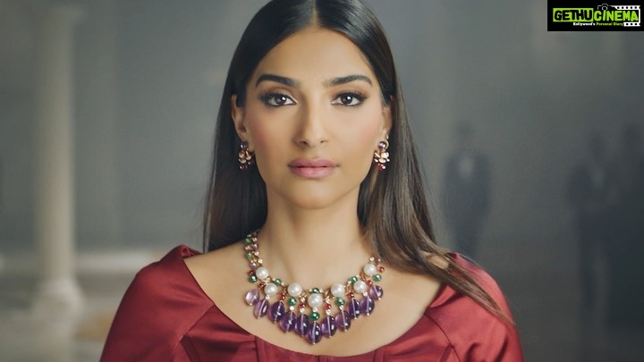 Sonam Kapoor Instagram - On my way to Doha! Super excited to be the face of Doha Jewellery and Watches Exhibition from the 24th to the 29th of February. @visitqatar #DJWE2020 Hair by @aamirnaveedhair Make up by @official_maria_asadi Styled by @rheakapoor Assisted by @manishamelwani Managed by @neeha7