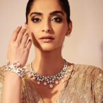 Sonam Kapoor Instagram - “Today we manifest the dreams that we dared yesterday.” - Her Highness Sheikha Fatima bint Hazza bin Zayed Al Nahyan @Bulgari #HighJewelry #Jannah #FromRomeToAbuDhabi Outfit: @itrhofficial Jewels: @bulgari Bag: @lilianafshar Make up: @artinayar Hair: @alpakhimani Style: @rheakapoor Styling team: @spacemuffin27 @sanyakapoor @manishamelwani @aleeyasheikh Photographer: @thehouseofpixels Manager: @neeha7
