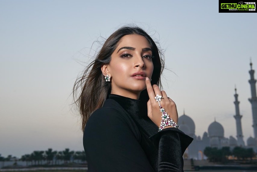 Sonam Kapoor Instagram - @bulgari #JANNAH #fromrometoabudhabi #bvlgari #highjewellery Abu Dhabi, UAE