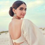 Sonam Kapoor Instagram - Sari: Custom @mmalhotraworld Jewels: @bulgari Bag: @rubeusmilano Shoes: @manoloblahnikhq Makeup: @artinayar Hair: @alpakhimani Style @rheakapoor Styling Team: @spacemuffin27 @manishamelwani @sanyakapoor @aleeyasheikh @Bulgari #highjewellery #Jannah #FromRomeToAbuDhabi 📸 @thehouseofpixels