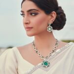 Sonam Kapoor Instagram - Sari: Custom @mmalhotraworld Jewels: @bulgari Bag: @rubeusmilano Shoes: @manoloblahnikhq Make up: @artinayar Hair: @alpakhimani STYLE @rheakapoor @spacemuffin27 @manishamelwani @sanyakapoor @aleeyasheikh 📷: @thehouseofpixels