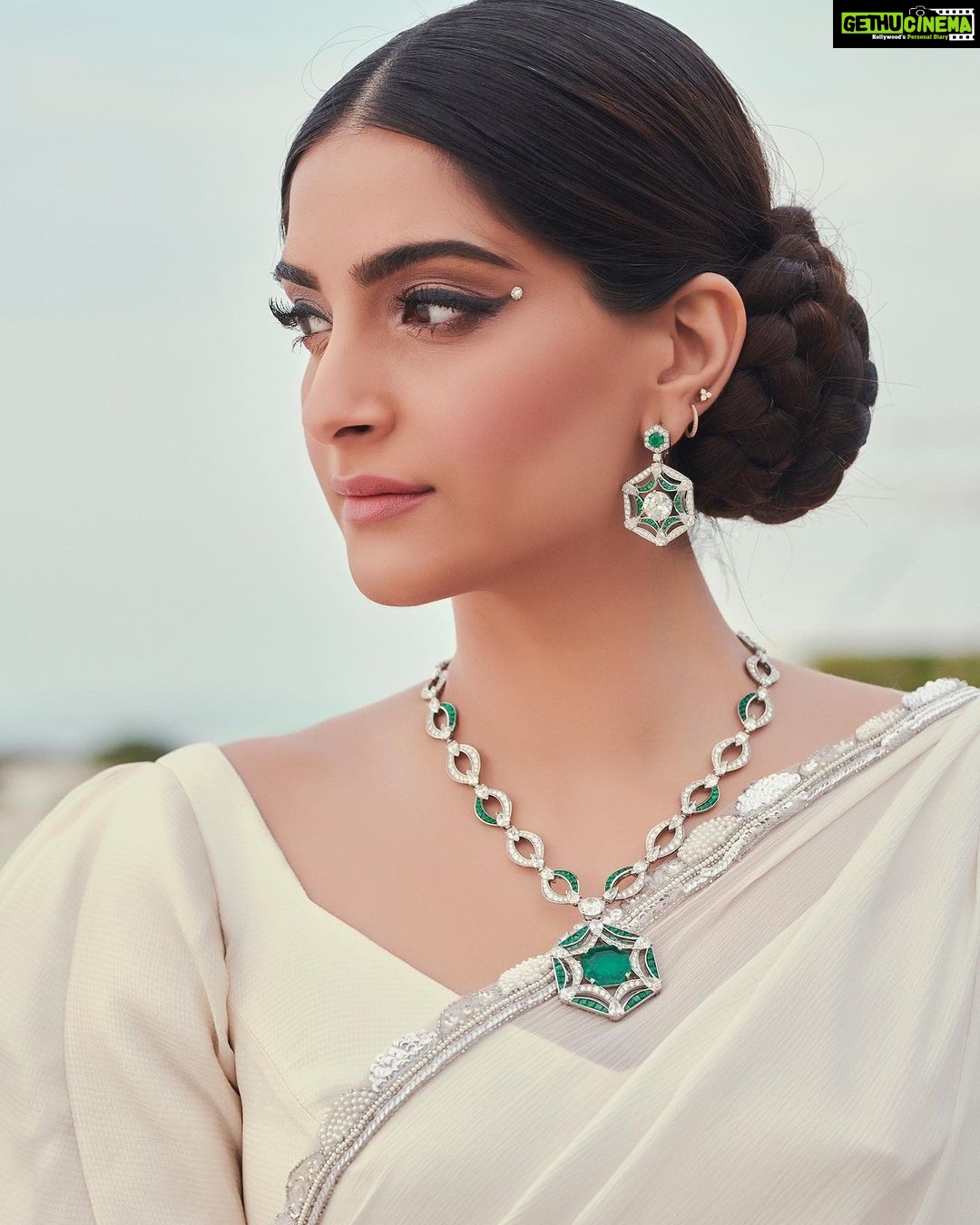 Sonam Kapoor Instagram - Sari: Custom @mmalhotraworld Jewels: @bulgari Bag: @rubeusmilano Shoes: @manoloblahnikhq Make up: @artinayar Hair: @alpakhimani STYLE @rheakapoor @spacemuffin27 @manishamelwani @sanyakapoor @aleeyasheikh π·: @thehouseofpixels