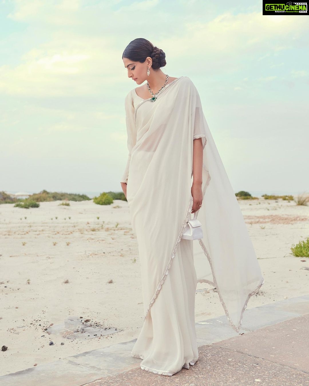 Sonam Kapoor Instagram - In @manishmalhotra05 and @bulgari high jewellery bag @rubeusmilano 💄 @artinayar 💇♀️ @alpakhimani STYLE @rheakapoor @spacemuffin27 @manishamelwani @sanyakapoor 📷: @thehouseofpixels #highjewellery #Jannah #FromRomeToAbuDhabi