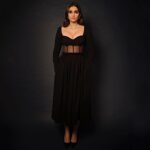Sonam Kapoor Instagram - Malang bole toh, ek dam jhakass! For the premiere of Malang #UnleashTheMadness Dress @rosie_assoulin Necklace @pipabella x @rheakapoor Make up @tanvichemburkar Hair @alpakhimani Styling @rheakapoor Team @vani2790 @sanyakapoor Photos @thehouseofpixels