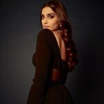 Sonam Kapoor Instagram - For the premiere of Malang #UnleashTheMadness Dress @rosie_assoulin Necklace @pipabella x @rheakapoor Make up @tanvichemburkar Hair @alpakhimani Styling @rheakapoor Team @vani2790 @sanyakapoor Photos @thehouseofpixels
