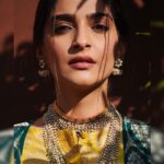 Sonam Kapoor Instagram - جو نہ سمجھے ناصحو پھر اس کو سمجھاتے ہو کیوں ساتھ دیوانے کے دیوانے بنے جاتے ہو کیوں جگر مراد آبادی - why do you seek to moralize to those who do not comprehend why with these lunatics do you become a lunatic my friend? - Jigar Morabadi Look @raw_mango Jewelry @kapoor.sunita @amrapalijewels Juttis @coralhazeofficial Make up @tanvichemburkar Hair @alpakhimani Styling @rheakapoor Team @vani2790 @sanyakapoor Photos @thehouseofpixels