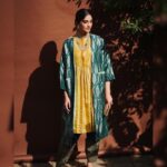 Sonam Kapoor Instagram - جی بہت چاہتا ہے سچ بولیں کیا کریں حوصلہ نہیں ہوتا بشیر بدر - “I want to speak only what's true but courage fails, what can I do” - Bashir Badr Look @raw_mango Jewelry @kapoor.sunita @amrapalijewels Juttis @coralhazeofficial Make up @tanvichemburkar Hair @alpakhimani Styling @rheakapoor Team @vani2790 @sanyakapoor Photos @thehouseofpixels