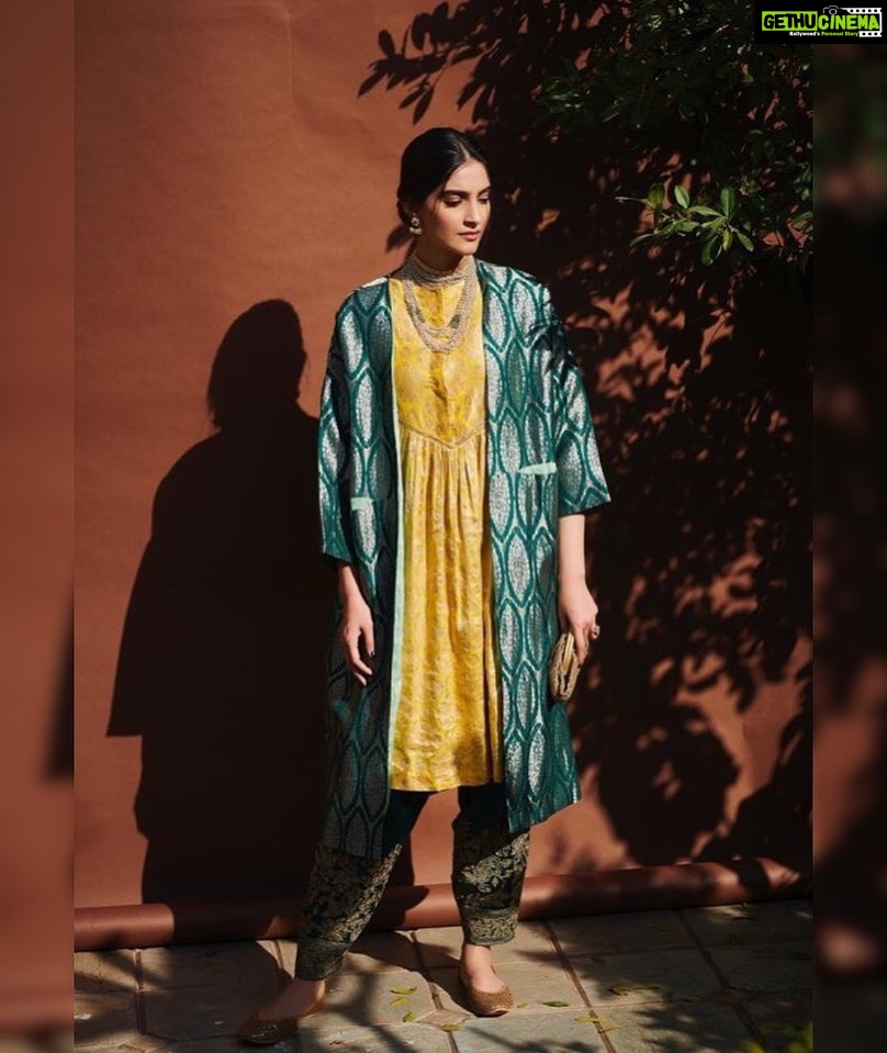Sonam Kapoor Instagram - جی بہت چاہتا ہے سچ بولیں کیا کریں حوصلہ نہیں ہوتا بشیر بدر - “I want to speak only what's true but courage fails, what can I do” - Bashir Badr Look @raw_mango Jewelry @kapoor.sunita @amrapalijewels Juttis @coralhazeofficial Make up @tanvichemburkar Hair @alpakhimani Styling @rheakapoor Team @vani2790 @sanyakapoor Photos @thehouseofpixels