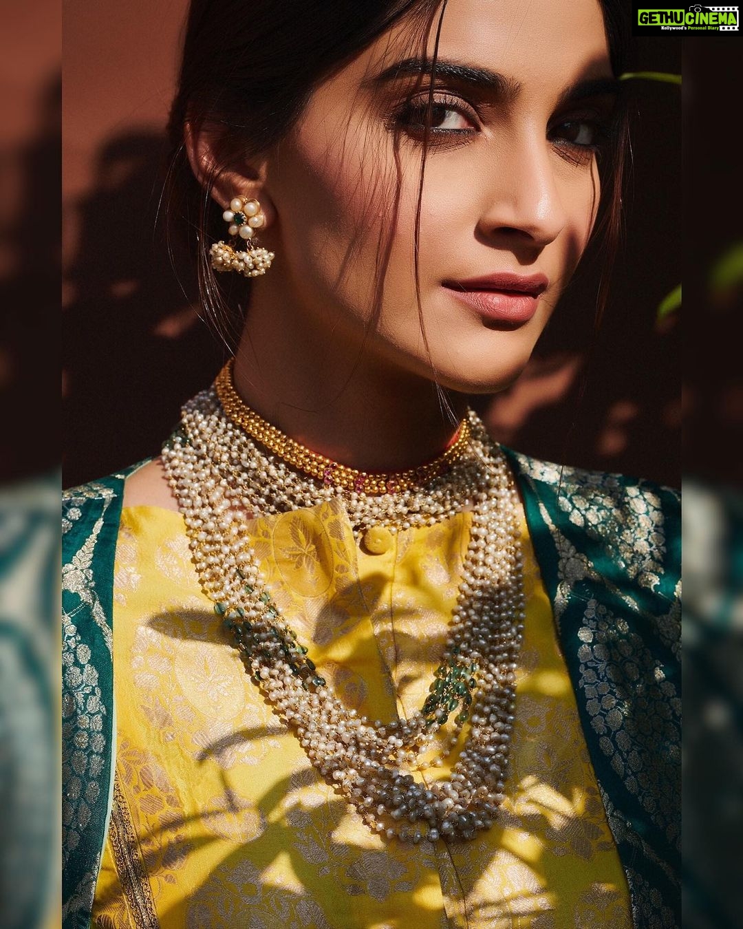 Sonam Kapoor Instagram - ہم کو معلوم ہے جنت کی حقیقت لیکن دلکےخوشرکھنےکوغالؔبیہخیالاچھاہے - مرزا غالب I know very well the reality of paradise. Sil to keep one's heart happy the idea is beautiful. So says Ghalib. – Mirza Ghalib Look @raw_mango Jewelry @kapoor.sunita @amrapalijewels Juttis @coralhazeofficial Make up @tanvichemburkar Hair @alpakhimani Styling @rheakapoor Team @vani2790 @sanyakapoor Photos @thehouseofpixels