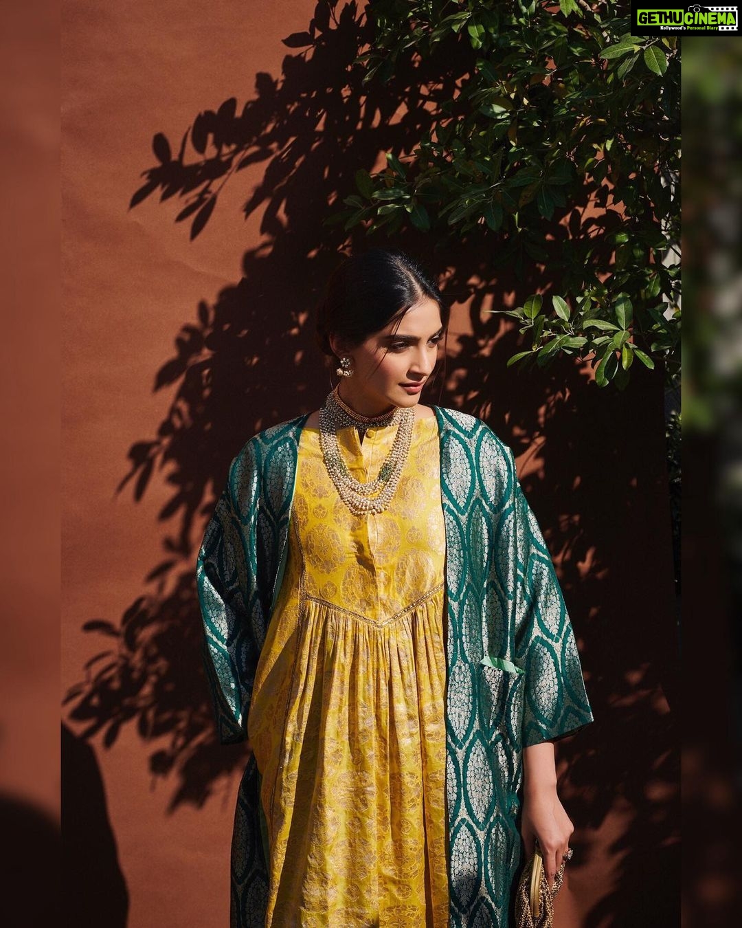 Sonam Kapoor Instagram - تم مرے پاس ہوتے ہو گویا جب کوئی دوسرا نہیں ہوتا مومن خاں مومن - “In such a manner are you close to me when no one else at all there ever be.” - Momin Khan Momin Look @raw_mango Jewelry @kapoor.sunita @amrapalijewels Juttis @coralhazeofficial Make up @tanvichemburkar Hair @alpakhimani Styling @rheakapoor Team @vani2790 @sanyakapoor Photos @thehouseofpixels