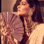 Sonam Kapoor Instagram - Sari @goodearthindia Earrings @kapoor.sunita Necklace @priya.ahuja27 @priya27ahuja Kadas @anmoljewellers Rings @birdhichand HMU - @namratasoni Styling @rheakapoor Team @sanyakapoor @vani2790 Photos @thehouseofpixels