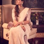 Sonam Kapoor Instagram - Sari @goodearthindia Earrings @kapoor.sunita Necklace @priya.ahuja27 @priya27ahuja Kadas @anmoljewellers Rings @birdhichand HMU - @namratasoni Styling @rheakapoor Team @sanyakapoor @vani2790 Photos @thehouseofpixels