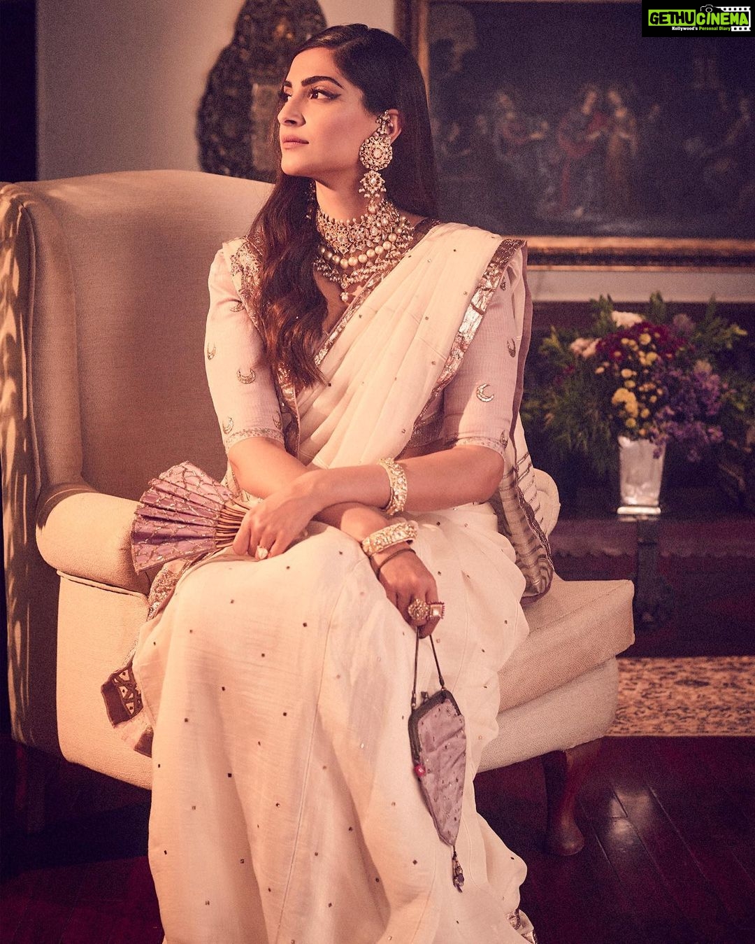 Sonam Kapoor Instagram - Sari @goodearthindia Earrings @kapoor.sunita Necklace @priya.ahuja27 @priya27ahuja Kadas @anmoljewellers Rings @birdhichand HMU - @namratasoni Styling @rheakapoor Team @sanyakapoor @vani2790 Photos @thehouseofpixels