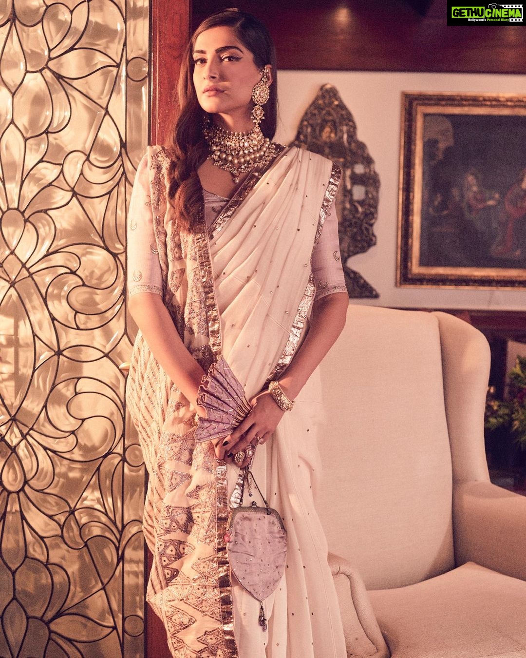 Sonam Kapoor Instagram - Sari @goodearthindia Earrings @kapoor.sunita Necklace @priya.ahuja27 @priya27ahuja Kadas @anmoljewellers Rings @birdhichand HMU - @namratasoni Styling @rheakapoor Team @sanyakapoor @vani2790 Photos @thehouseofpixels