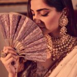 Sonam Kapoor Instagram - Sari @goodearthindia Earrings @kapoor.sunita Necklace @priya.ahuja27 @priya27ahuja Kadas @anmoljewellers Rings @birdhichand HMU - @namratasoni Styling @rheakapoor Team @sanyakapoor @vani2790 Photos @thehouseofpixels