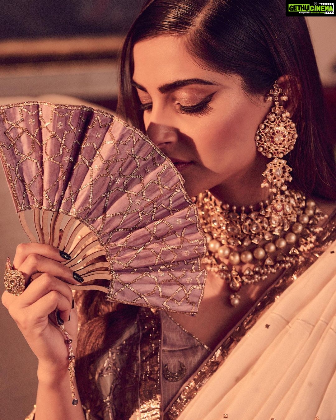 Sonam Kapoor Instagram - Sari @goodearthindia Earrings @kapoor.sunita Necklace @priya.ahuja27 @priya27ahuja Kadas @anmoljewellers Rings @birdhichand HMU - @namratasoni Styling @rheakapoor Team @sanyakapoor @vani2790 Photos @thehouseofpixels