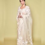 Sonam Kapoor Instagram - Last night walking the red carpet for @filmfare in my fave, #MasabaxRhea #AmazonFilmfareAwards Sari: @masabagupta x @rheakapoor Earrings: @birdhichand Rings: @diamantinafinejewels @mahesh_notandass HMU: @namratasoni Styling: @rheakapoor Team: @manishamelwani @sanyakapoor @spacemuffin27 @vani2790 Photographer: @thehouseofpixels